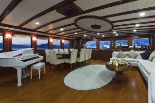 Yacht REGINA - Salon.JPG